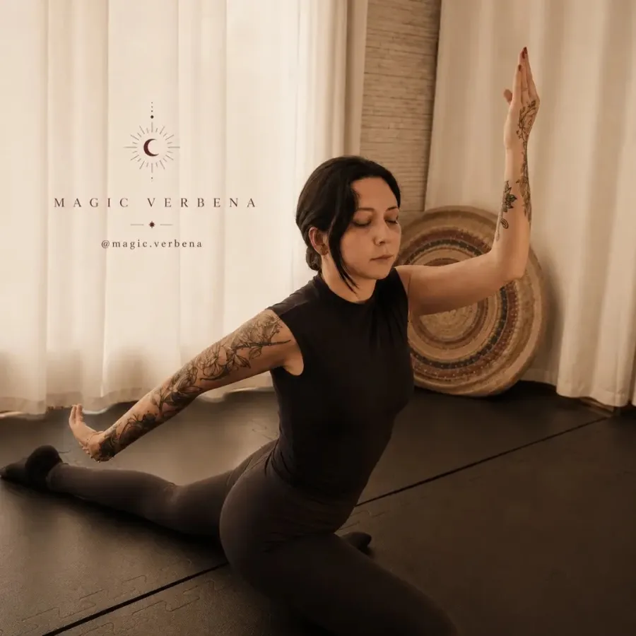 Fernanda Verbena praticando yoga em sala clara