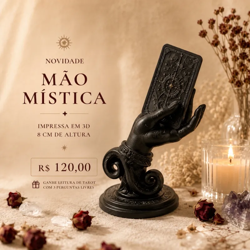 Mão mística preta impressa em 3D segurando uma carta de tarot