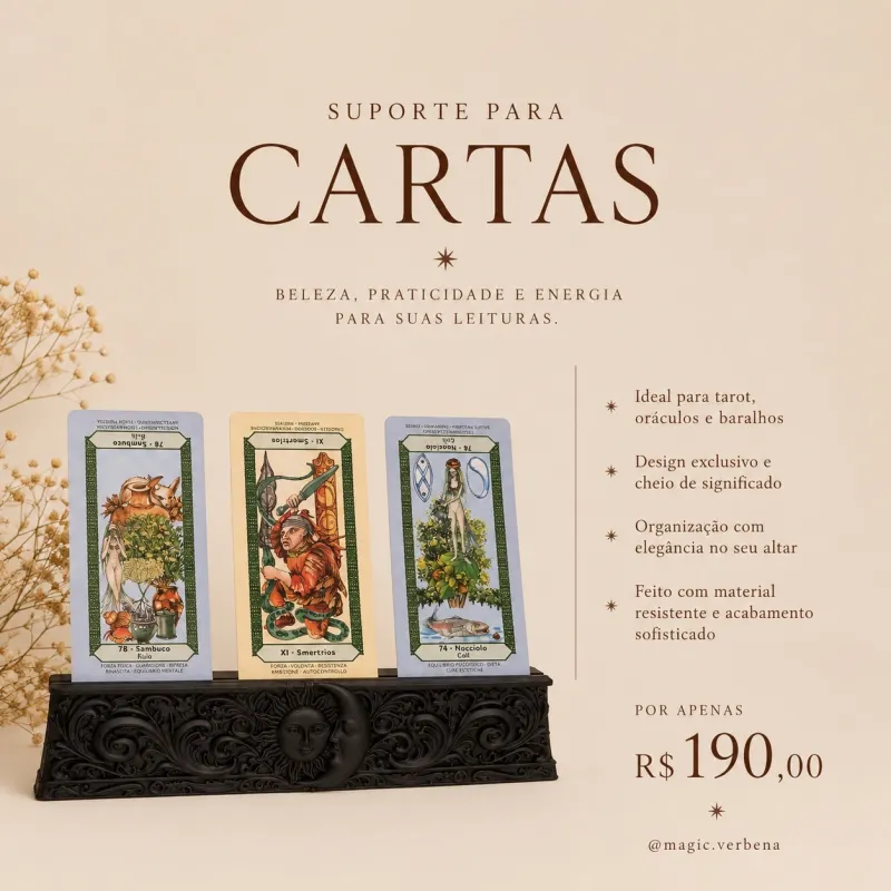 Suporte de madeira escura entalhada segurando três cartas de tarot em pé